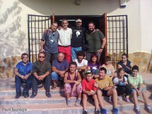  Miembros de la Liga Rural, Sureste Vivo y la Asociación de Vecinos de La Magdalena, junto a los chicos y monitores del Huerto de los Niños en la puerta del Museo Etnográfico de Los Puertos de Santa Bárbara.